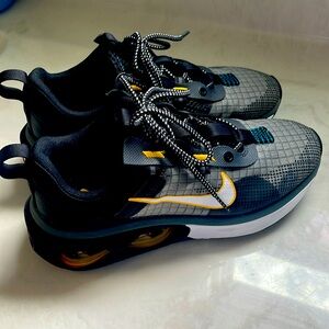 Men’s 7/womens 8.5 Nike Airmax in Black/Grey/Tangerine/Teal color way. See pics.